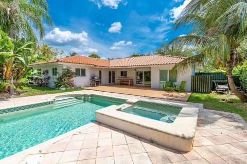Villa ou maison à Coral Gables, Floride 4 chambres, 195.65 m2 № 2065047
