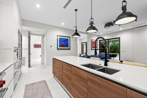 House in Miami, Florida 5 bedrooms, 368.08 sq.m. № 1988114 - photo 3