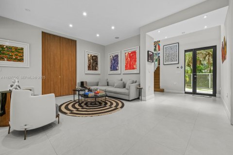 House in Miami, Florida 5 bedrooms, 368.08 sq.m. № 1988114 - photo 5