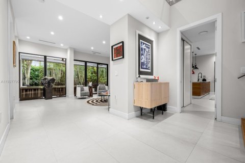 House in Miami, Florida 5 bedrooms, 368.08 sq.m. № 1988114 - photo 6