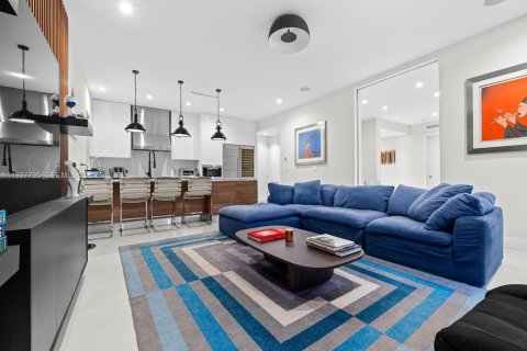 House in Miami, Florida 5 bedrooms, 368.08 sq.m. № 1988114 - photo 8