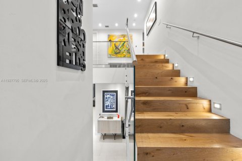 House in Miami, Florida 5 bedrooms, 368.08 sq.m. № 1988114 - photo 13