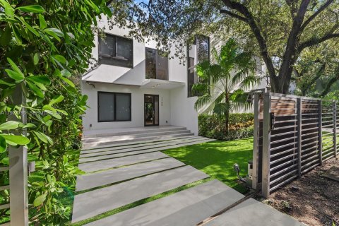 House in Miami, Florida 5 bedrooms, 368.08 sq.m. № 1988114 - photo 18