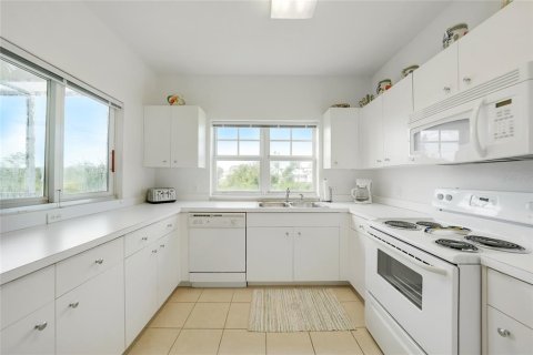 Townhouse in Rotonda, Florida 3 bedrooms, 186.18 sq.m. № 1909605 - photo 14