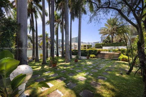 House in Miami Beach, Florida 6 bedrooms, 421.31 sq.m. № 1697499 - photo 20