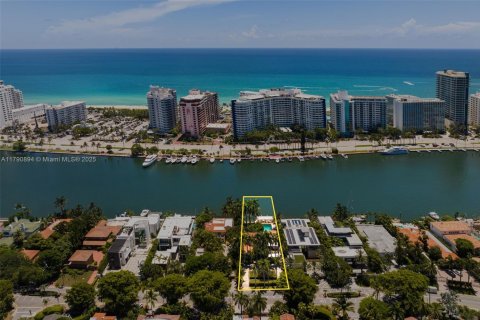 House in Miami Beach, Florida 6 bedrooms, 421.31 sq.m. № 1697499 - photo 24
