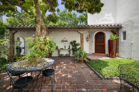 House in Miami Beach, Florida 6 bedrooms, 421.31 sq.m. № 1697499 - photo 9