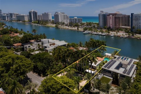 House in Miami Beach, Florida 6 bedrooms, 421.31 sq.m. № 1697499 - photo 25