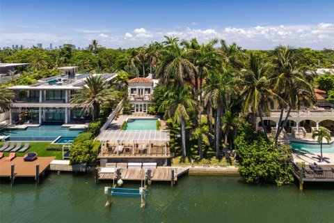 House in Miami Beach, Florida 6 bedrooms, 421.31 sq.m. № 1697499 - photo 1