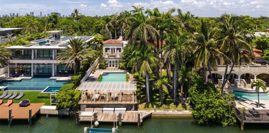House in Miami Beach, Florida 6 bedrooms, 421.31 sq.m. № 1697499