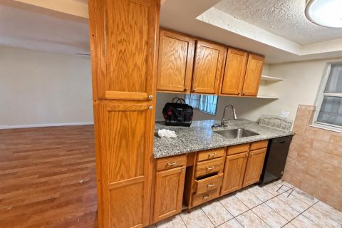 House in Port Richey, Florida 3 bedrooms, 148.74 sq.m. № 2391454 - photo 4