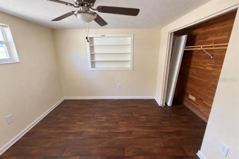 House in Port Richey, Florida 3 bedrooms, 148.74 sq.m. № 2391454 - photo 18