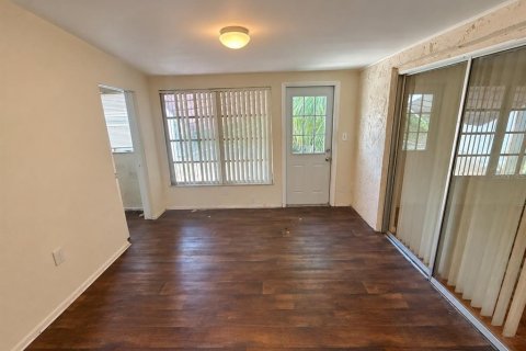 House in Port Richey, Florida 3 bedrooms, 148.74 sq.m. № 2391454 - photo 23