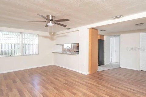House in Port Richey, Florida 3 bedrooms, 148.74 sq.m. № 2391454 - photo 8