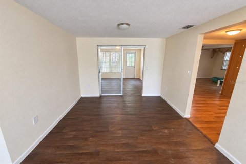 House in Port Richey, Florida 3 bedrooms, 148.74 sq.m. № 2391454 - photo 10