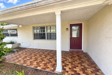 House in Port Richey, Florida 3 bedrooms, 148.74 sq.m. № 2391454 - photo 2