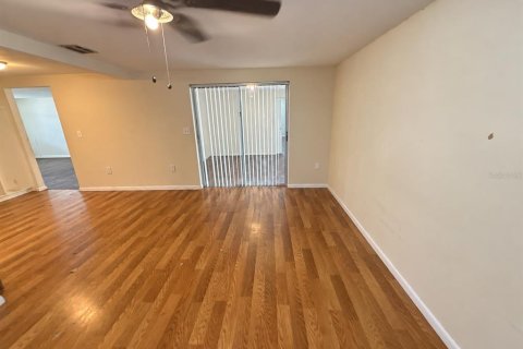 House in Port Richey, Florida 3 bedrooms, 148.74 sq.m. № 2391454 - photo 11