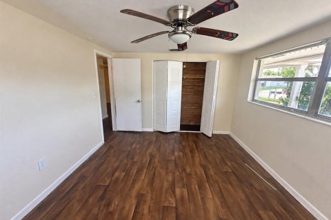 House in Port Richey, Florida 3 bedrooms, 148.74 sq.m. № 2391454 - photo 17