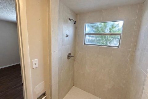 House in Port Richey, Florida 3 bedrooms, 148.74 sq.m. № 2391454 - photo 14