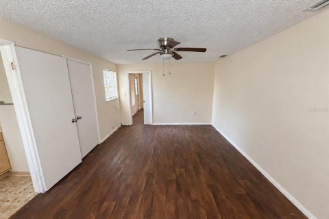 House in Port Richey, Florida 3 bedrooms, 148.74 sq.m. № 2391454 - photo 12