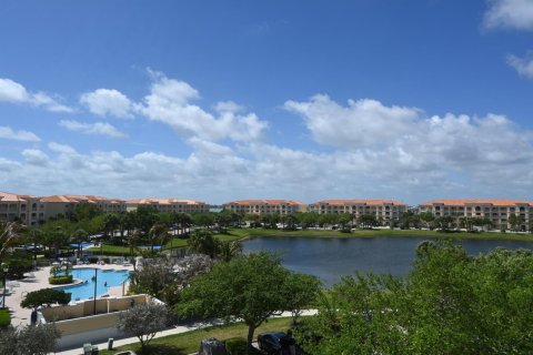 Condo in St. Lucie, Florida, 2 bedrooms № 2146121 - photo 2