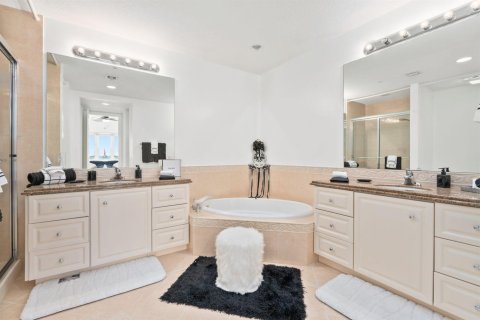 Condo in St. Lucie, Florida, 2 bedrooms № 2146121 - photo 17
