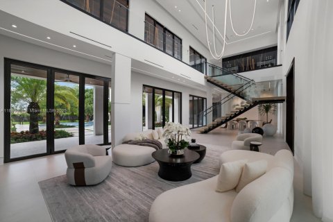 House in Miami, Florida 8 bedrooms, 699.55 sq.m. № 1946631 - photo 6