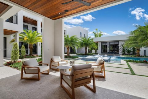 House in Miami, Florida 8 bedrooms, 699.55 sq.m. № 1946631 - photo 22