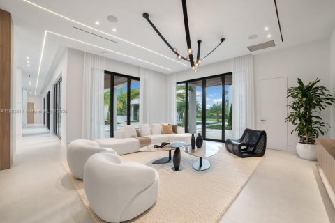 House in Miami, Florida 8 bedrooms, 699.55 sq.m. № 1946631 - photo 17