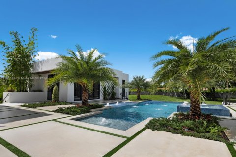 House in Miami, Florida 8 bedrooms, 699.55 sq.m. № 1946631 - photo 23