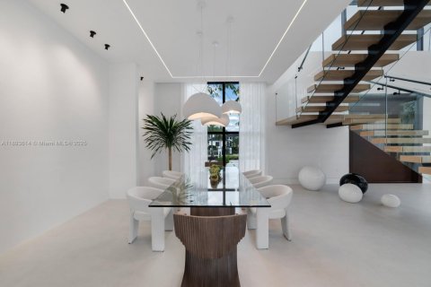 House in Miami, Florida 8 bedrooms, 699.55 sq.m. № 1946631 - photo 9