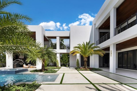 House in Miami, Florida 8 bedrooms, 699.55 sq.m. № 1946631 - photo 20