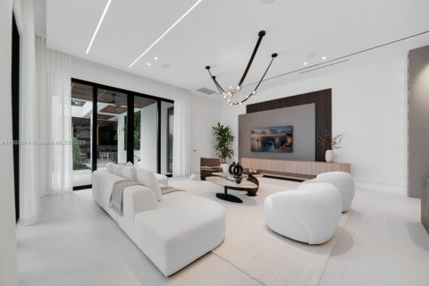 House in Miami, Florida 8 bedrooms, 699.55 sq.m. № 1946631 - photo 16
