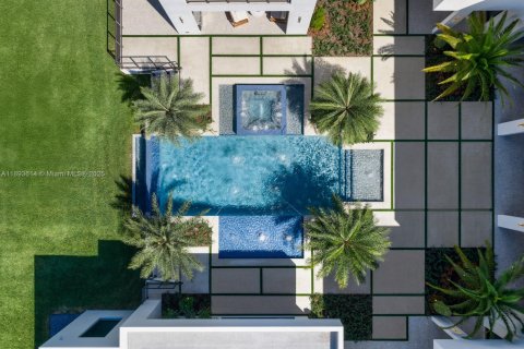 House in Miami, Florida 8 bedrooms, 699.55 sq.m. № 1946631 - photo 26
