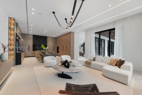 House in Miami, Florida 8 bedrooms, 699.55 sq.m. № 1946631 - photo 14