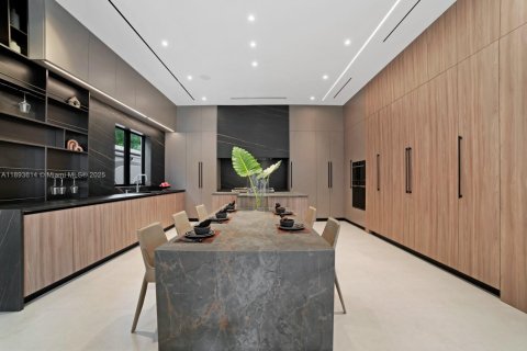 House in Miami, Florida 8 bedrooms, 699.55 sq.m. № 1946631 - photo 12