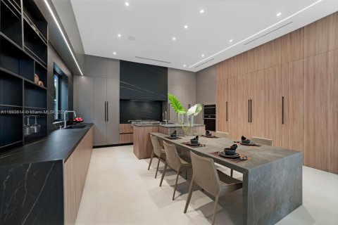 House in Miami, Florida 8 bedrooms, 699.55 sq.m. № 1946631 - photo 11