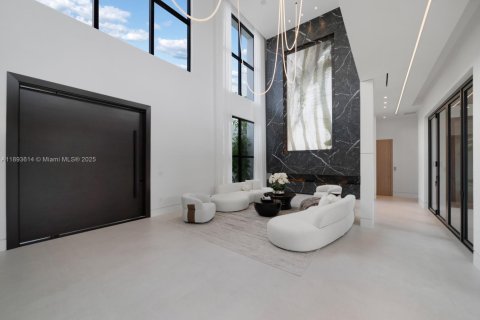 House in Miami, Florida 8 bedrooms, 699.55 sq.m. № 1946631 - photo 7