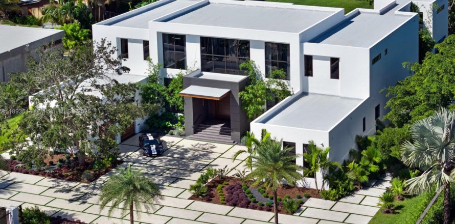 House in Miami, Florida 8 bedrooms, 699.55 sq.m. № 1946631