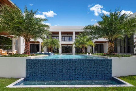 House in Miami, Florida 8 bedrooms, 699.55 sq.m. № 1946631 - photo 27