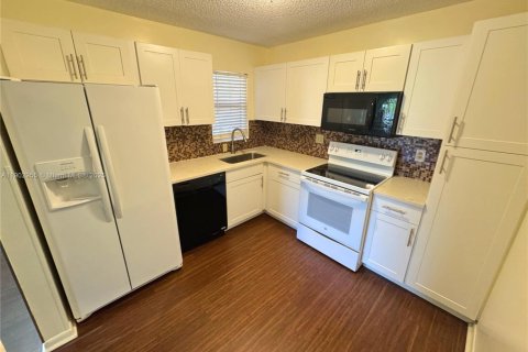 Снять в аренду кондоминиум в Коконат Крик, Флорида 3 спальни, 104.05м2, № 1954252 - фото 2