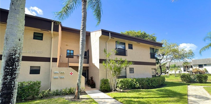 Кондоминиум с 3 спальнями в Коконат Крик, Флорида № 1954252