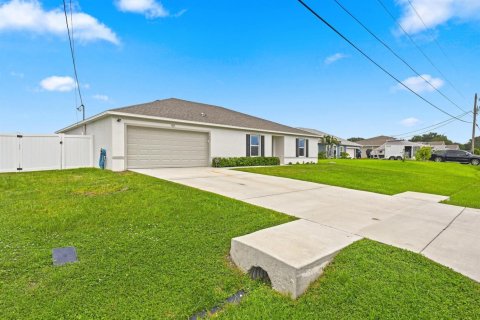 House in Port St. Lucie, Florida 4 bedrooms, 198.25 sq.m. № 2268168 - photo 2