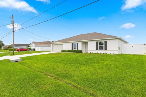 House in Port St. Lucie, Florida 4 bedrooms, 198.25 sq.m. № 2268168 - photo 3