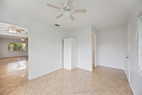 Apartment in Bradenton, Florida 3 bedrooms, 76.92 sq.m. № 1912175 - photo 8