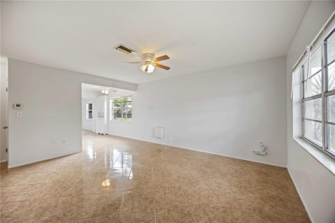 Apartment in Bradenton, Florida 3 bedrooms, 76.92 sq.m. № 1912175 - photo 19