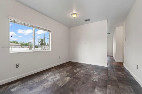Propiedad comercial en venta en Florida City, Florida, 274.06 m2 № 1967165 - foto 9