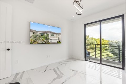 House in Boca Raton, Florida 5 bedrooms, 416.57 sq.m. № 1952596 - photo 19