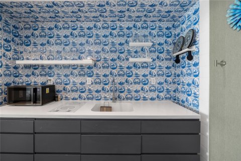 Condo in Miami Beach, Florida, 1 bedroom  № 2052338 - photo 25