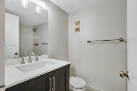 Condo in Plantation, Florida, 2 bedrooms  № 1951146 - photo 16